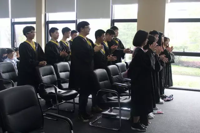 9我們從施強國際預科畢業啦！滿懷期待，出發未來！.png